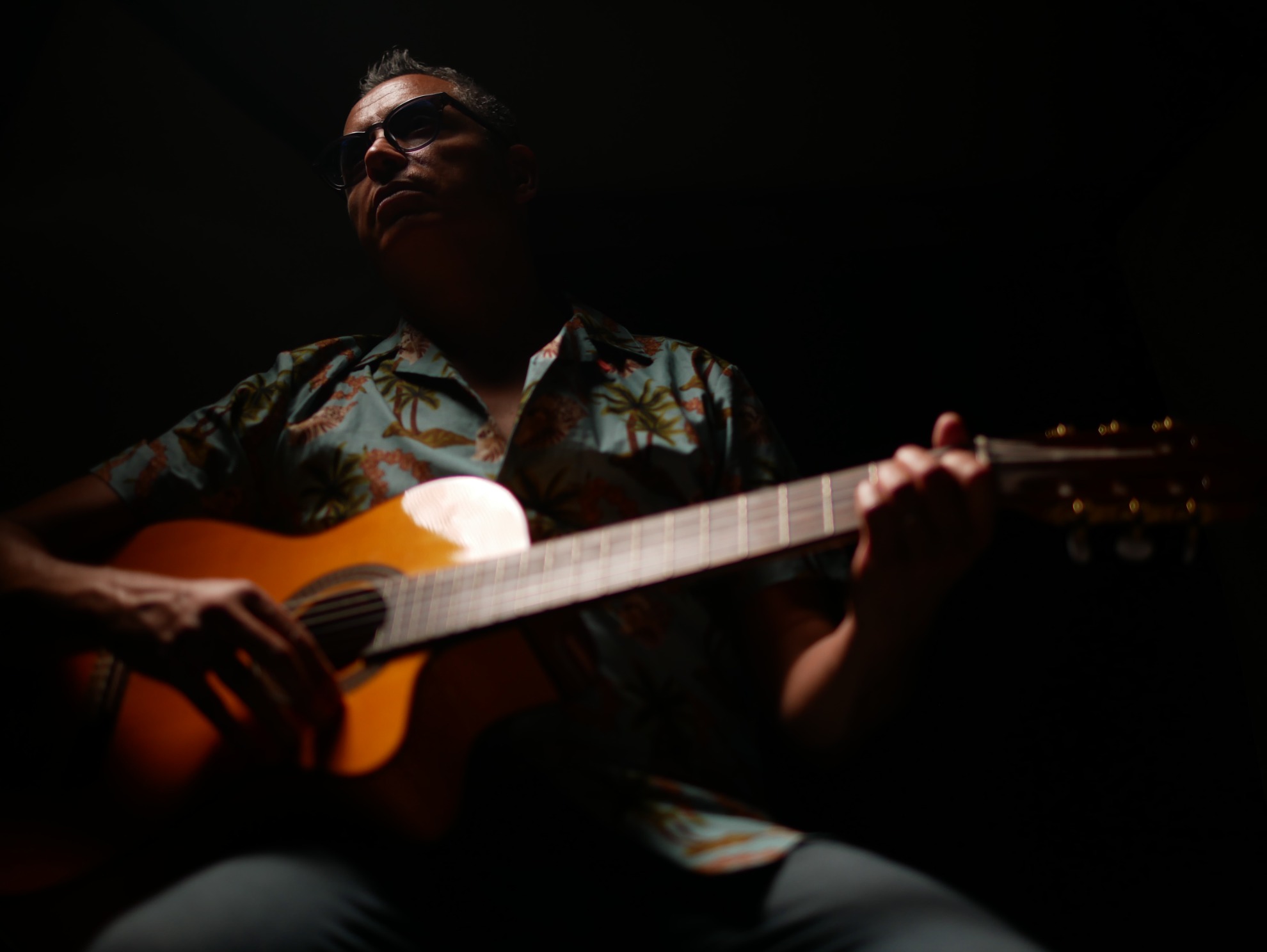 Ambiance — guitare — 1980 × 1487